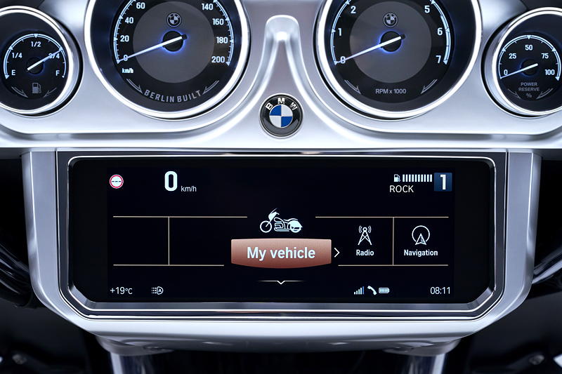  Die neue BMW R 18 B. Cockpit mit 10,25 Zoll groem TFT-Farb-Display.
