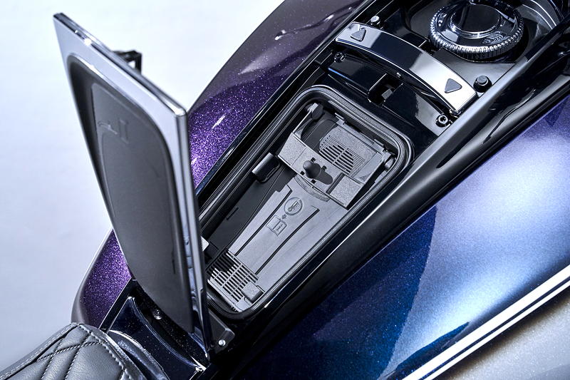 Die neue BMW R 18 B. Handy-Halterung mit induktiver Ladung.