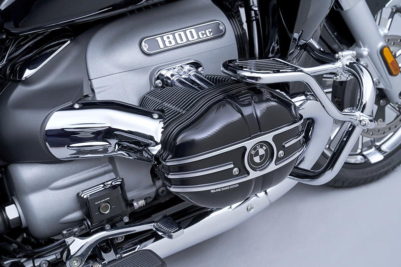  BMW R 18 Transcontinental. Chromumfnge und ein in Silber metallic gehaltener Motor.