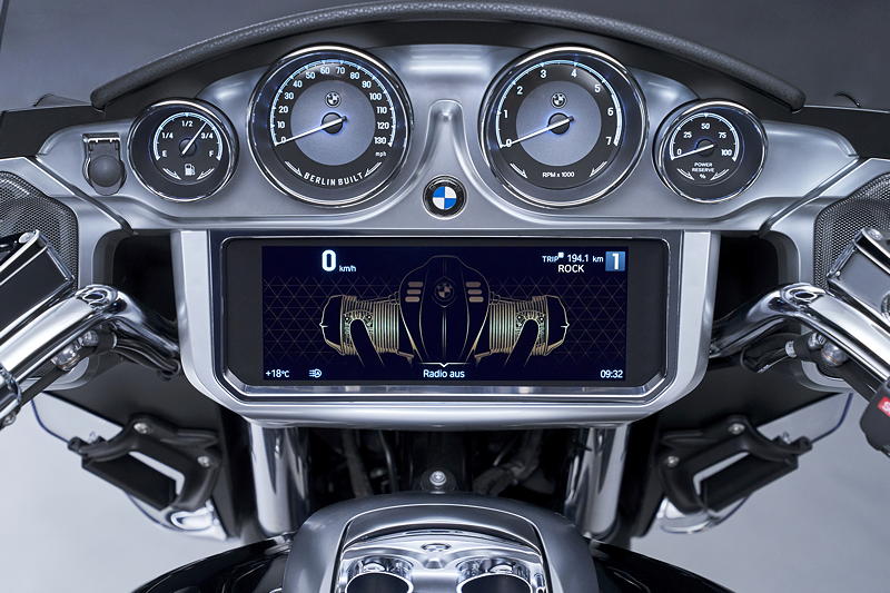 BMW R 18 Transcontinental. Cockpit mit vier analogen Rundinstrumenten und 10,25 Zoll groem TFT-Farb-Display.