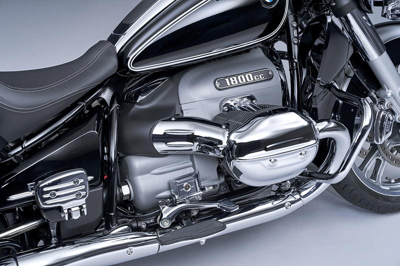 BMW R 18 Transcontinental. In Silber metallic gehaltener Motor.