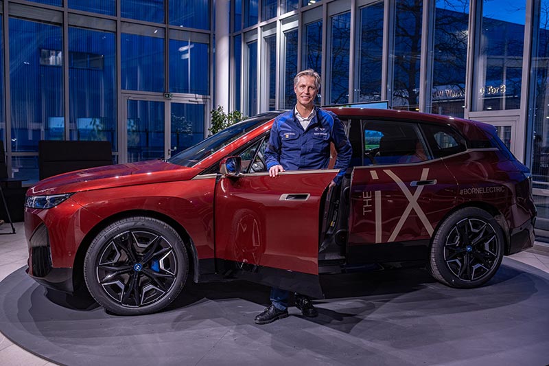 Christoph Schrder, Leiter BMW Group Werk Dingolfing, mit dem BMW iX