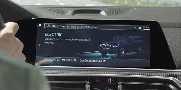 BMW eDrive Zones Testfahrzeug schaltet automatisch in elektrischen Fahrmodus 