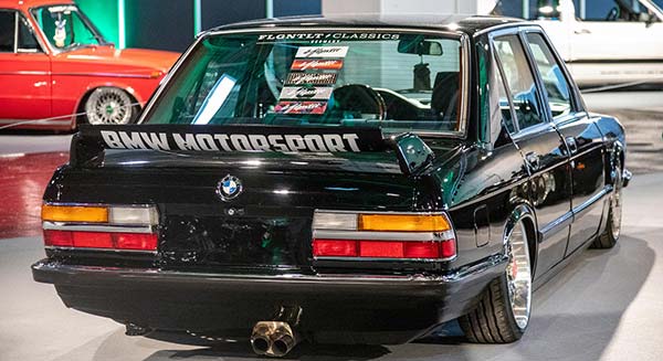 BMW 528i (E28), ausgestellt in der Sondershow 'TuningXperience' auf der Essen Motor Show 2021.