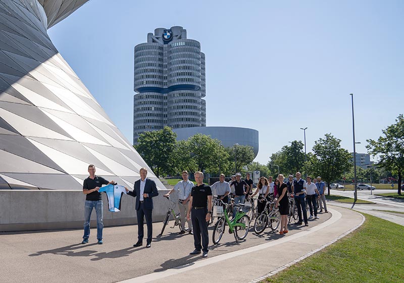 Oliver Zipse und die BMW Radsport-Community bei der Trikotübergabe