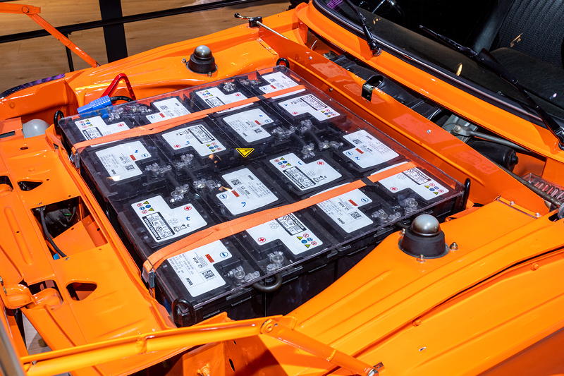  BMW 1602 Elektro: zwlf Autobatterien auf einer Palette unter der Motorhaube als Energiespeicher - anders als bei heute theoretisch selbst wechselbar