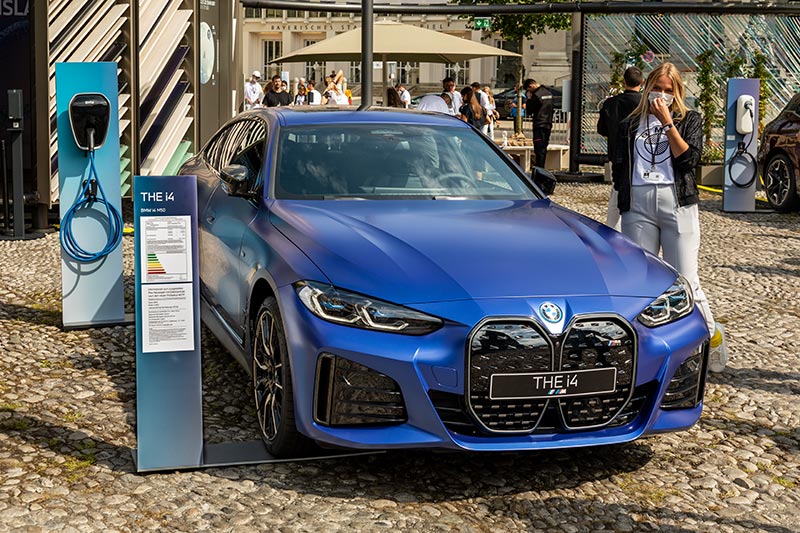 BMW i4 M50 auf dem 'Open Space' der IAA Mobility 2021 in Mnchen auf dem Max-Joseph-Platz.