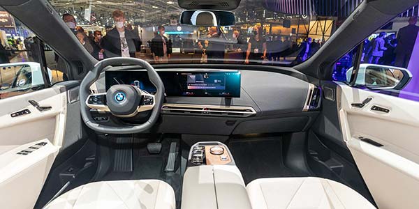 BMW iX, Innenreaum vorne mit dem neuen Curved Display