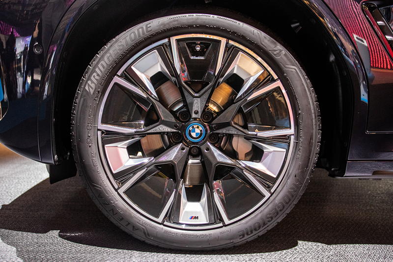 BMW iX3 auf 20 Zoll M Aerodynamikrad 890 M, Bicolor Jetblack, glanzgedreht