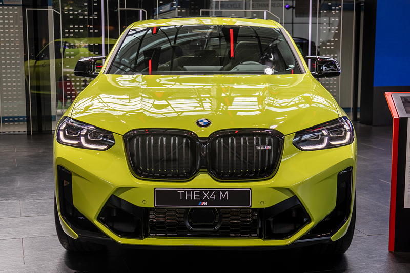 BMW X4 M Competition in Sao Paulo Gelb in der BMW Welt