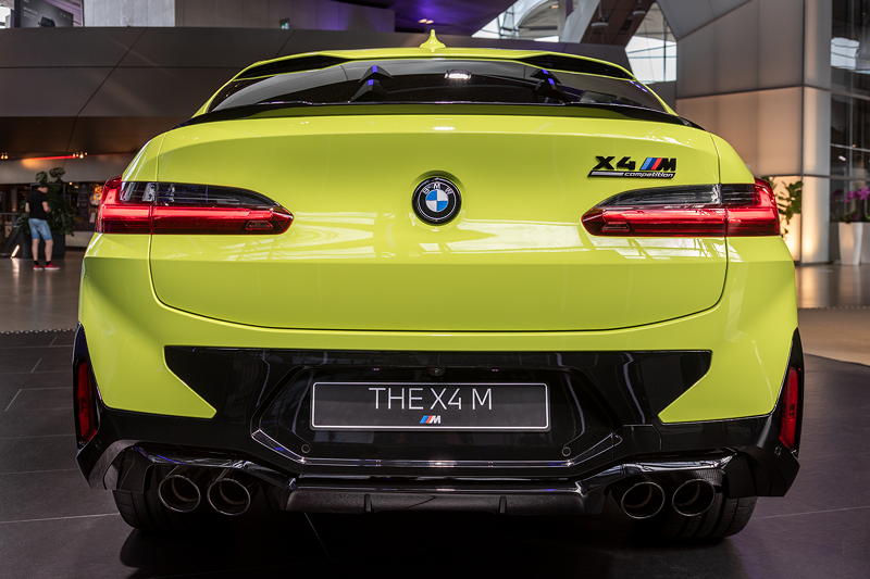  BMW X4 M Competition in Sao Paulo Gelb, neue Heckschrze mit einer breiten, eingesetzten Einlage in Form eines Amboss