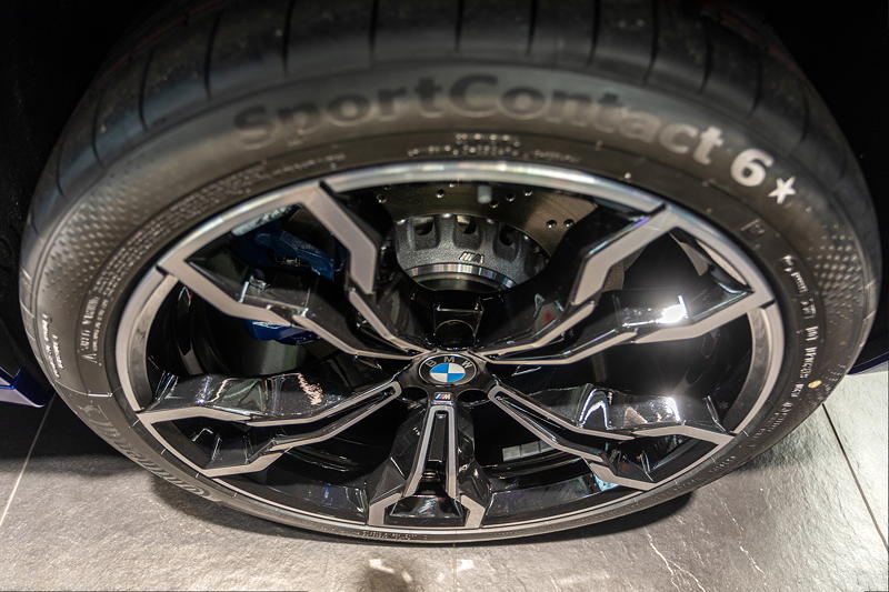  BMW X3 M in der BMW Welt 21 Zoll Leichtmetallräd Doppelspeiche 699 M Bicolor Orbitgrau