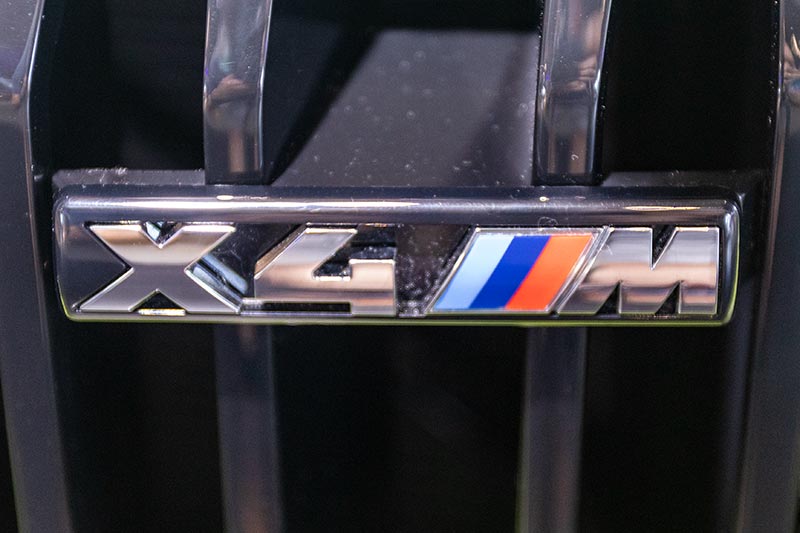  BMW X4 M Competition in der BMW Welt, Typschild in der Niere