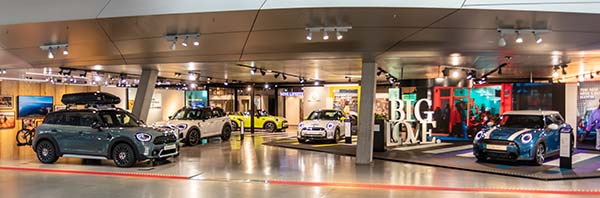 MINI in der BMW Welt München während der IAA Mobility 2021