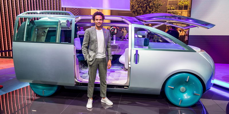 Oliver Heilmer, Leiter MINI Design, mit der MINI Vision Urbanaut auf der IAA 2021