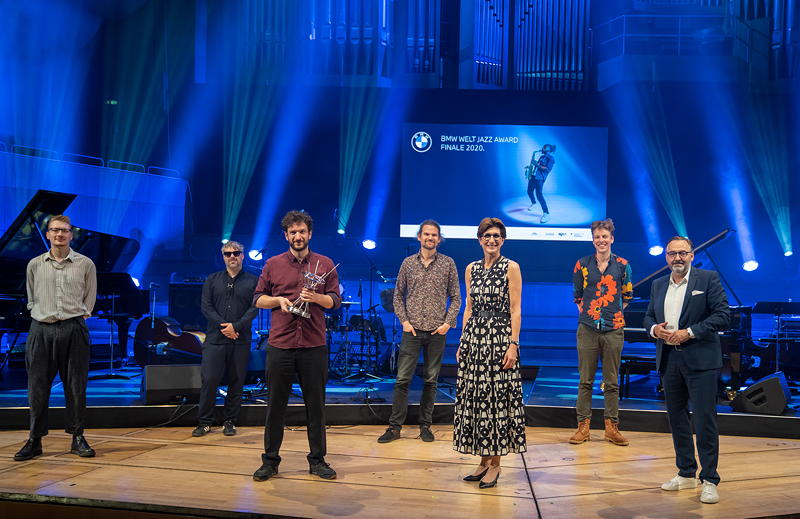Gewinner des BMW Welt Jazz Award 2020: Peter Gall Quintet mit Ilka Horstmeier und Anton Biebl, Kulturreferent der Landeshauptstadt Mnchen.