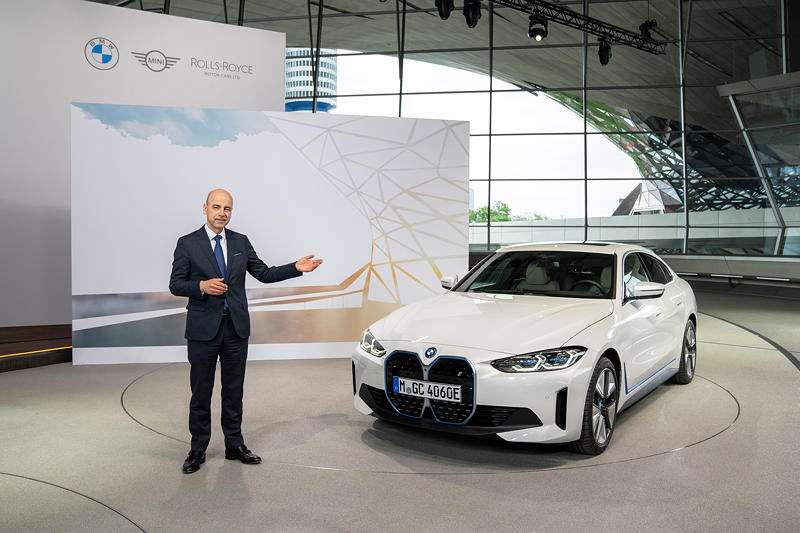 101. ordentliche Hauptversammlung der BMW AG am 12. Mai 2021 in Mnchen (virtuelle HV). Dr. Nicolas Peter, Mitglied des Vorstands der BMW AG, Finanzen, mit dem BMW i4.