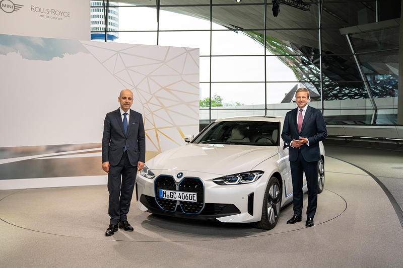 101. ordentliche Hauptversammlung der BMW AG am 12. Mai 2021 in Mnchen (virtuelle HV). v.l.n.r.: Dr. Nicolas Peter, Mitglied des Vorstands der BMW AG, Finanzen, und Oliver Zipse, Vorsitzender des Vorstands der BMW AG, mit dem BMW i4.