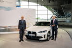 101. ordentliche Hauptversammlung der BMW AG am 12. Mai 2021 in Mnchen (virtuelle HV). v.l.n.r.: Dr. Nicolas Peter, Mitglied des Vorstands der BMW AG, Finanzen, und Oliver Zipse, Vorsitzender des Vorstands der BMW AG, mit dem BMW i4.