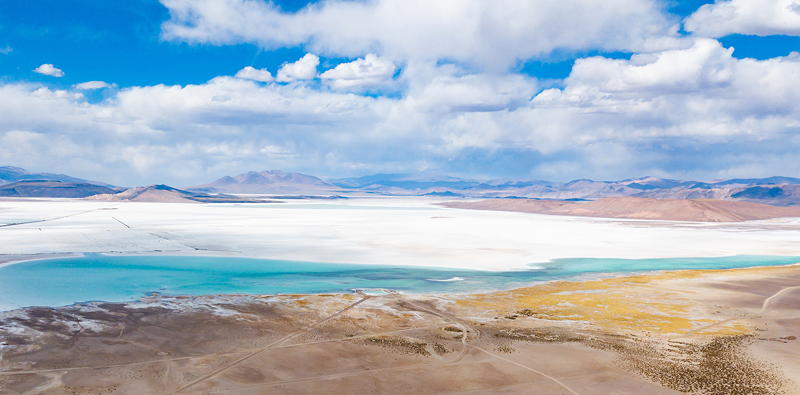 Blick auf den Salzsee Salar del Hombre Muerto im Norden Argentiniens. Verantwortungsvoller Abbau von Lithium durch Livent