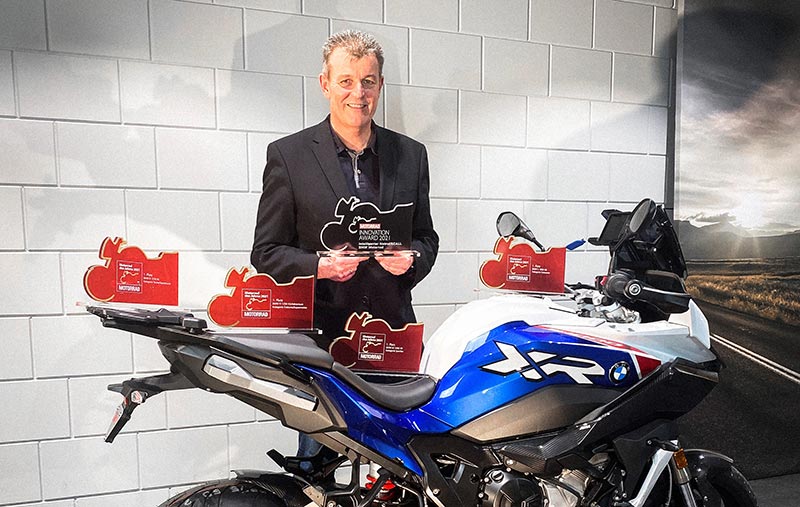  Dr. Markus Schramm mit Awards zum Motorrad des Jahres 2021
