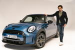 Oliver Heilmer, Leiter MINI Design und der neue MINI Cooper SE Collection 2021.