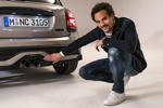 Oliver Heilmer, Leiter MINI Design und der neue MINI Cooper S 3-Trer.