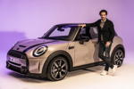 Oliver Heilmer, Leiter MINI Design und der neue MINI Cooper S 3-Trer.