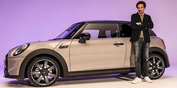 Oliver Heilmer, Leiter MINI Design und der neue MINI Cooper S 3-Trer.