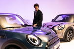 Oliver Heilmer, Leiter MINI Design und der neue MINI Cooper SE Collection 2021, MINI Cooper S 3-Trer.