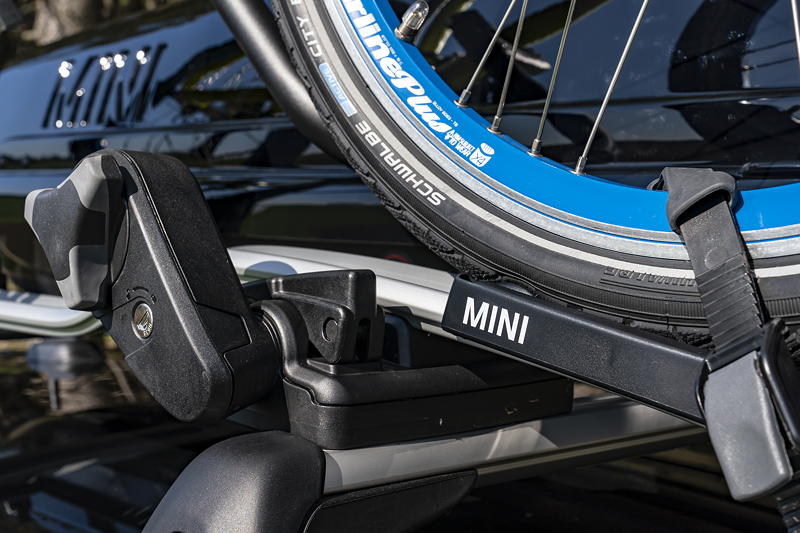 Foto: MINI Cooper SE mit Fahrrad-Träger und Dachbox als original