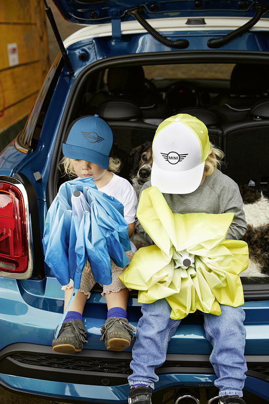 MINI Lifestyle Collection 2021: MINI Kids Cap and MINI Foldable Umbrella