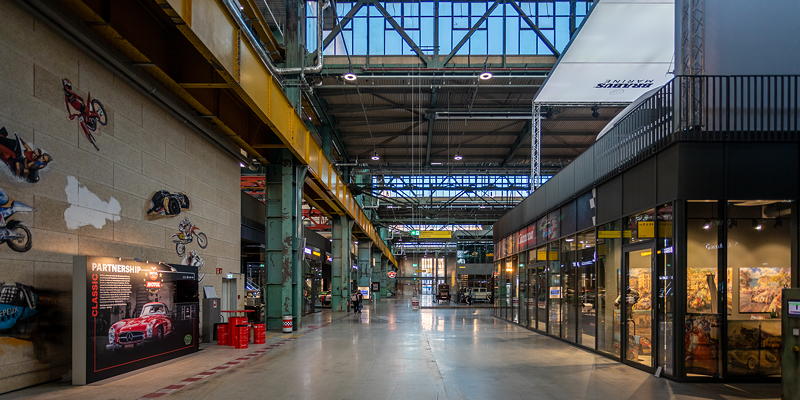 MotorWorld Mnchen, Third Avenue, sehr breite Gnge dienen auch dem Brandschutz.