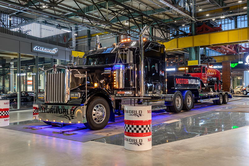 MotorWorld Mnchen, MotorWorld Truck in der Eingangsgasse