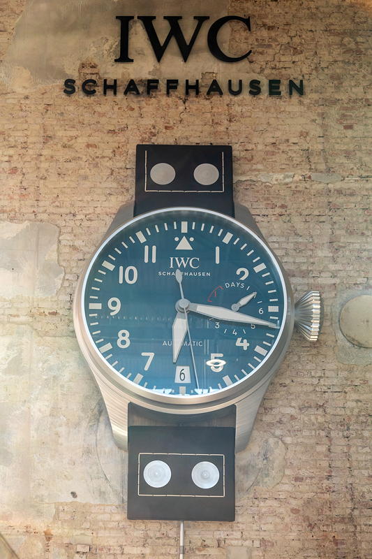 MotorWorld Mnchen: IWC Uhr in Riesenformat