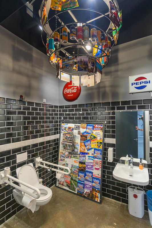 MotorWorld Mnchen, Behinderten-Toilette und Wickelraum