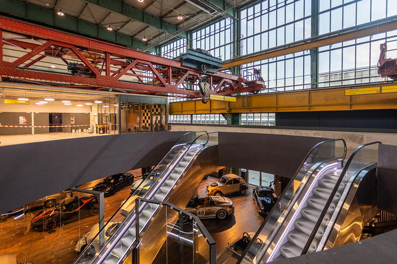 MotorWorld Mnchen, alter Deckenlaufkran, der rehalten wurde