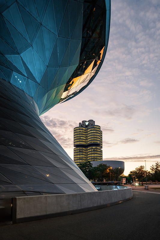 Nacht der Mnchner Knstler. Doppelkegel der BMW Welt.