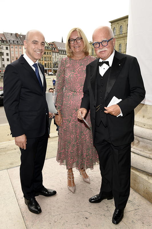  Oper fr alle 2021: v.l.n.r.: Dr. Nicolas Peter (Mitglied des Vorstands der BMW AG, Finanzen), Eva und Dr. Peter Gauweiler (Rechtsanwalt, Gauler u. Sauter)