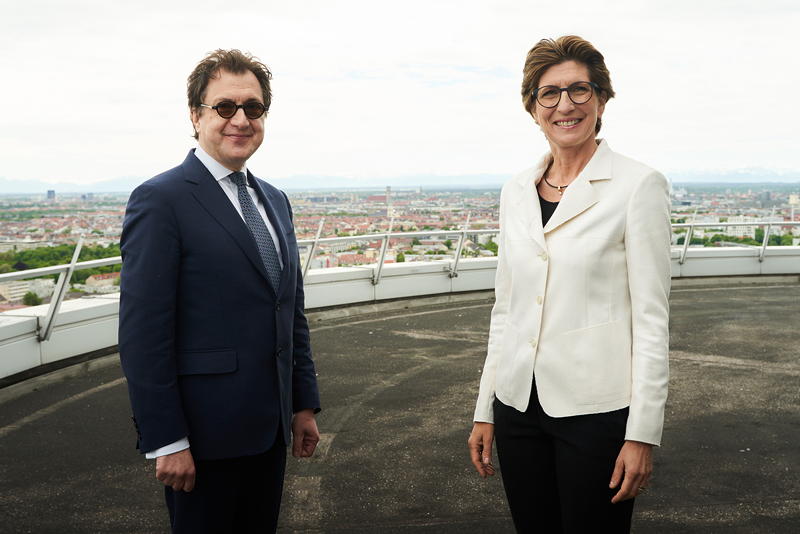  Serge Dorny (designierter Intendant der Bayerischen Staatsoper) und Ilka Horstmeier (Mitglied des Vorstands der BMW AG, Personal- und Sozialwesen, Arbeitsdirektorin), Dach der BMW Group Konzernzentrale, Mnchen.