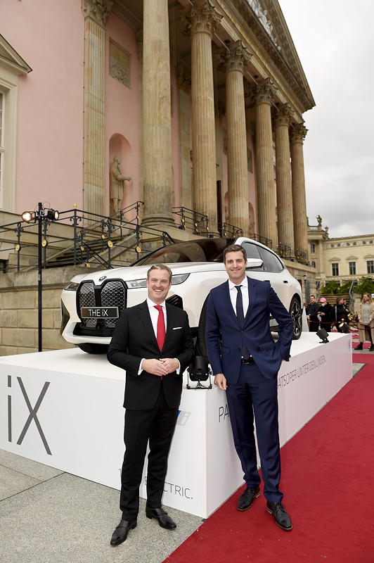 Dennis Donnerberg (Leiter der BMW Niederlassung Berlin) und Matthias Schulz (Intendant der Staatsoper Unter den Linden). Foto: Michael Tinnefeld.