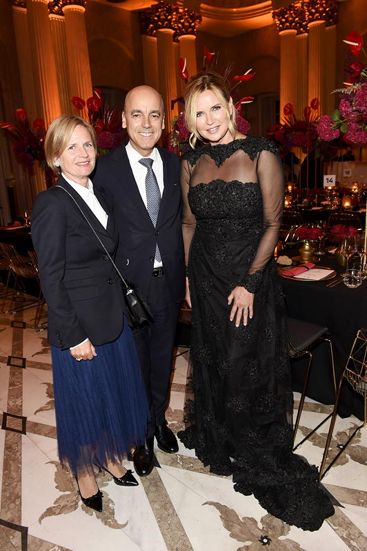 (v.l.n.r.) Dr. Martina und Dr. Nicolas Peter (Mitglied des Vorstands der BMW AG, Finanzen), Veronica Ferres (Schauspielerin). 