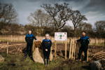 MINI Boost for Tiny Forest Initiative, die BMW Group Swindon-Auszubildende Tia Hollis, Cody Tepas und Zac Couldry.