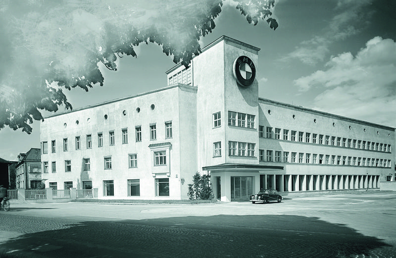  50 Jahre Automobilbau im Werk Mnchen: BMW Werk mit BMW 501, ca. 1960