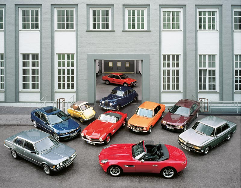 Highlights aus 50 Jahren Automobilbau im Werk Mnchen der BMW AG, BMW 3er (E21), BMW 3er (E46), BMW Isetta, BMW 507, BMW 502, BMW 3er (E30), BMW 2002, BMW 3er (E36), BMW 2000 (Neue Klasse), BMW Z8 (v.l.n.r.)