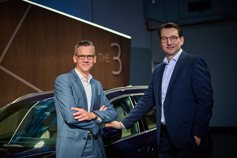 100 Jahre BMW Werk Mnchen, Produktionsvorstand Milan Nedeljkovic und Werkleiter Peter Weber mit dem neuen BMW 3er.
