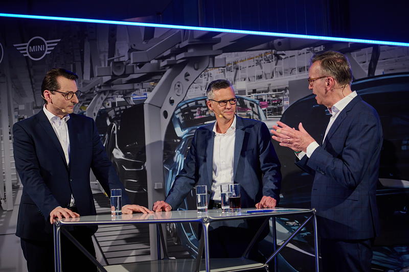 100 Jahre BMW Werk Mnchen;Produktionsvorstand Milan Nedeljkovic und Werkleiter Peter Weber im Gesprch mit Maximilian Schberl.