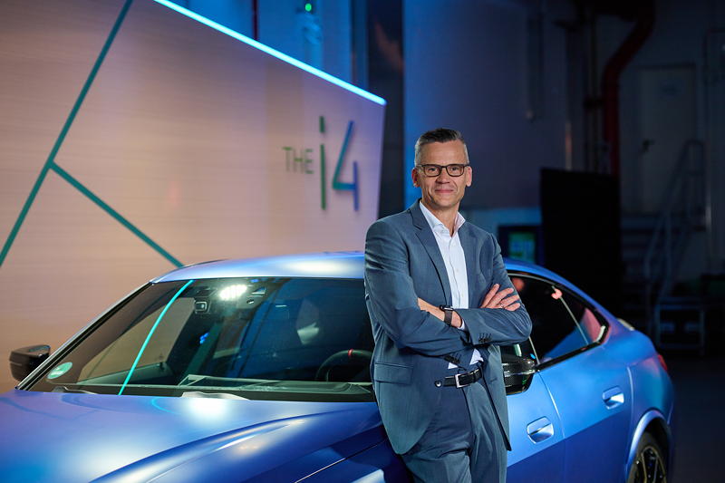 100 Jahre BMW Werk Mnchen, Werkleiter Peter Weber mit BMW i4.