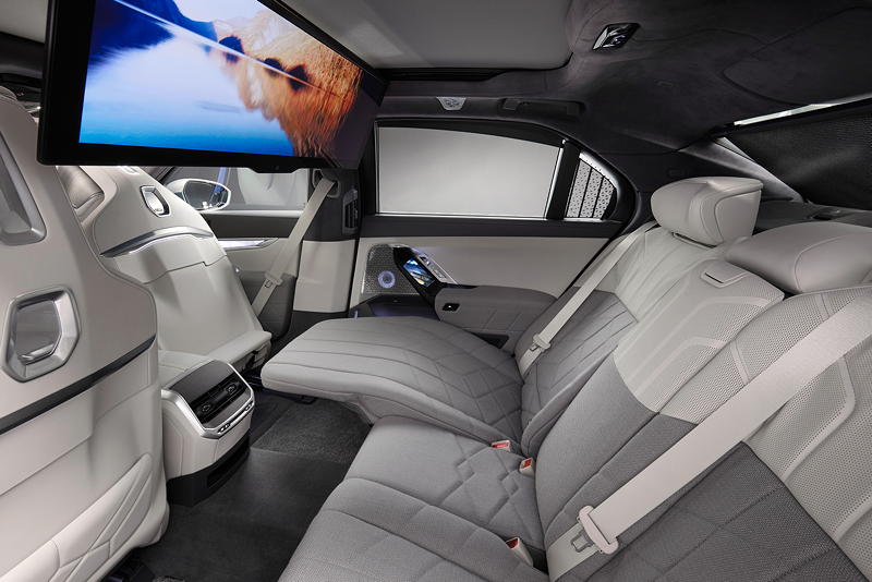 Der neue BMW 760i xDrive: optimierte Executive Lounge im Fond mit Liegesitz auf der rechten Seite.