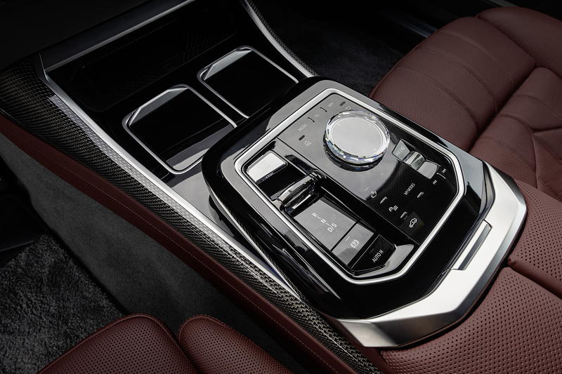 Der neue BMW 760i xDrive, neues Bedienfeld auf der Mittelkonsole mit iDrive Controller, Start-/Stopp-Knopf und neuem Gangwahlschalter.
